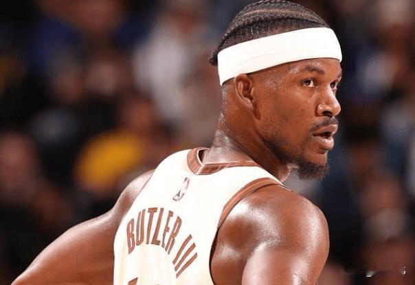 力挺库里！巴特勒谈库里缺席：

“有人说没有库里，我们球队更好了。”

“这真的