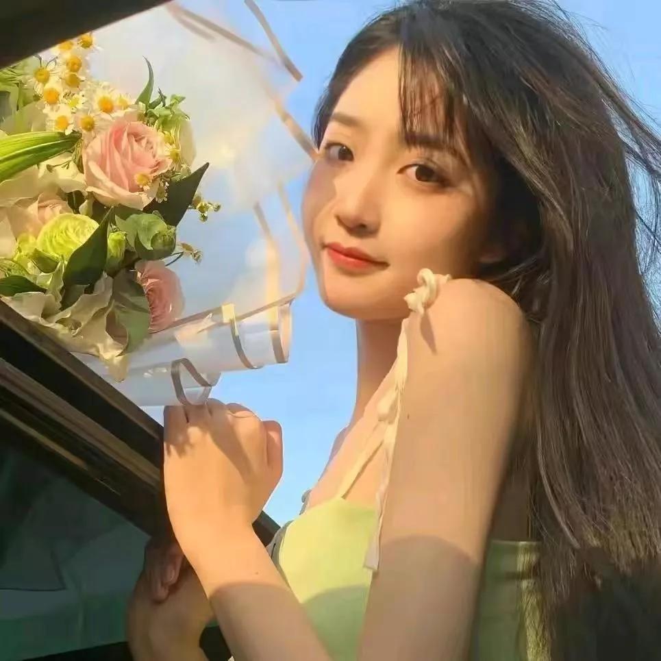 少女手捧鲜花，阳光正好，心情美妙。艳甜美少女 唯美美女。 少女治愈时刻 国风美少