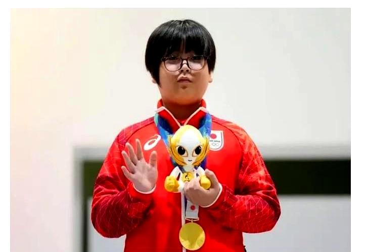 一个小学生，脸蛋还肉嘟嘟的，在名古屋亚运会《魔法气泡冠军》项目上，一路砍瓜切菜般