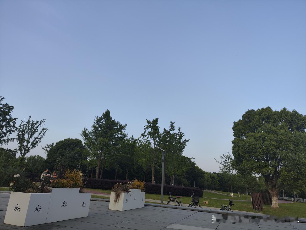 继续抬头看看天空