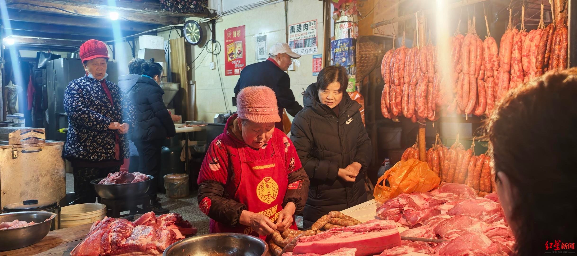 【#四川一大户人家又挂香肠了# 记者探访：七旬夫妻做香肠30余年，每年要卖几万斤