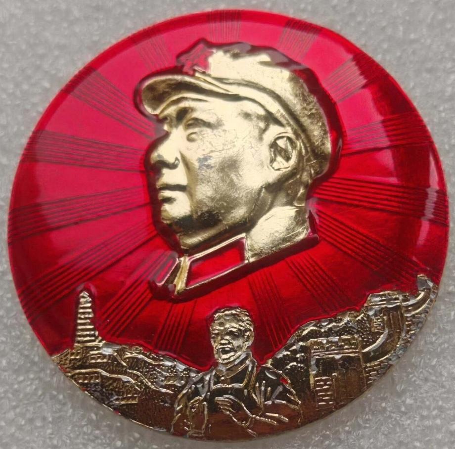 ＃红色文化＃
毛主席像章欣赏：
   《纪念白求恩【忠·纪念〈纪念白求恩〉发表二
