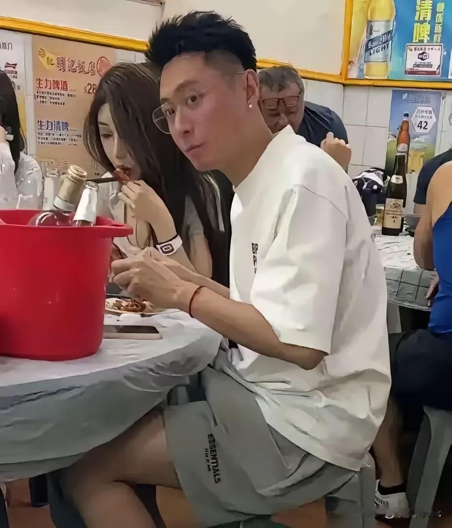 张嘉倪的前夫帮新女友剥小龙虾，一副宠爱有加的模样。看到这一幕，想起买超求婚张嘉倪