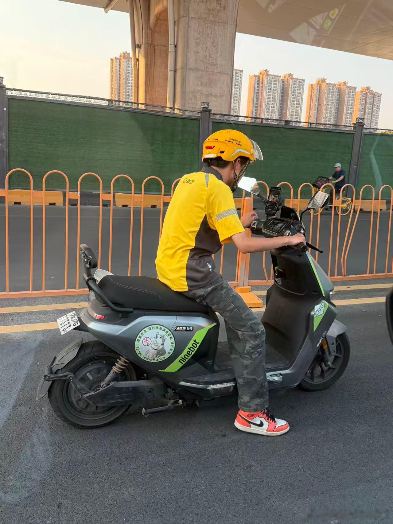 年轻的小哥还是穿着夏季款 T恤毕竟白天出太阳还是有点热的呢 ​​​