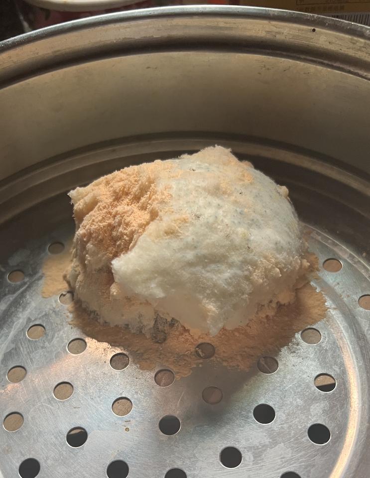 真正的无添加馒头放两天是是这样的。
橙黄色粉末 =是成熟飘散出来的霉菌孢子。，因
