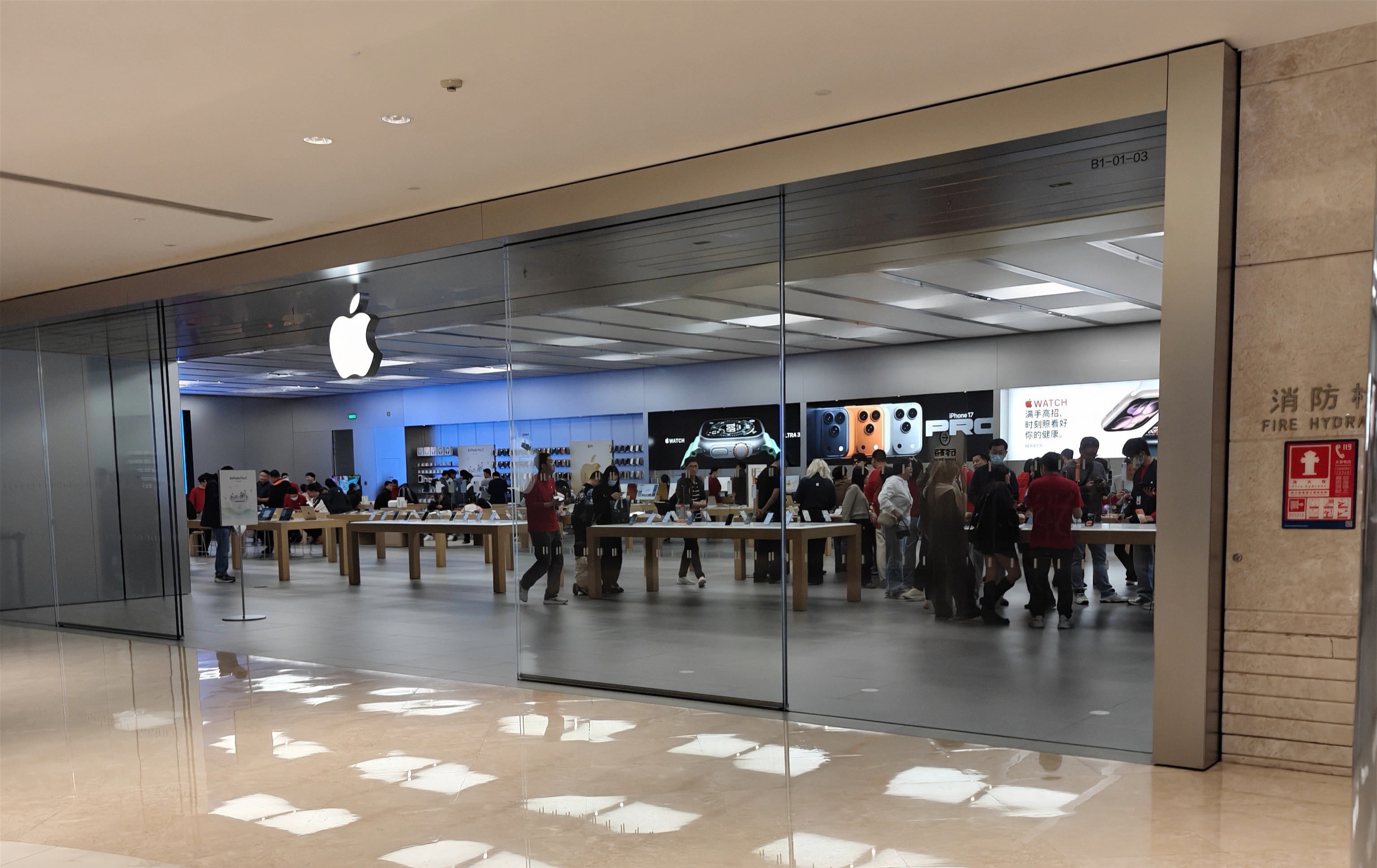 啥时候经过苹果专卖店，都感觉里面人都特别多。但有一说一，线下店好像没有价格上的特