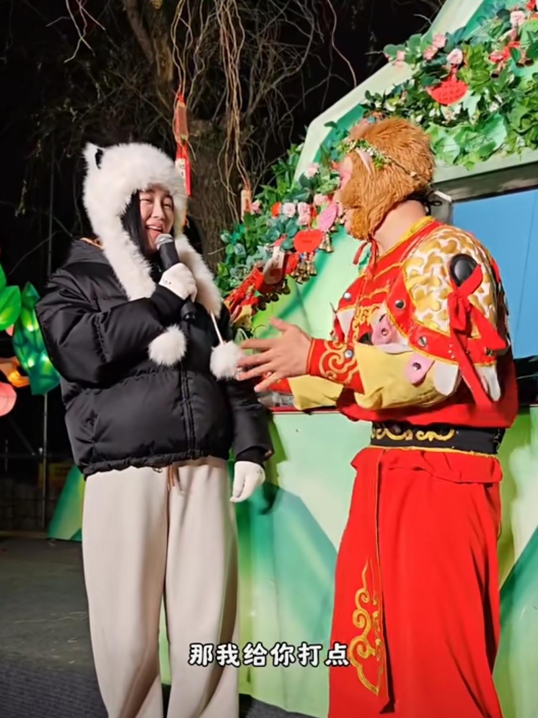 关婷娜现身长春动植物园，42岁的她身材发福，酷似李湘！

该说不说，好久没有看到