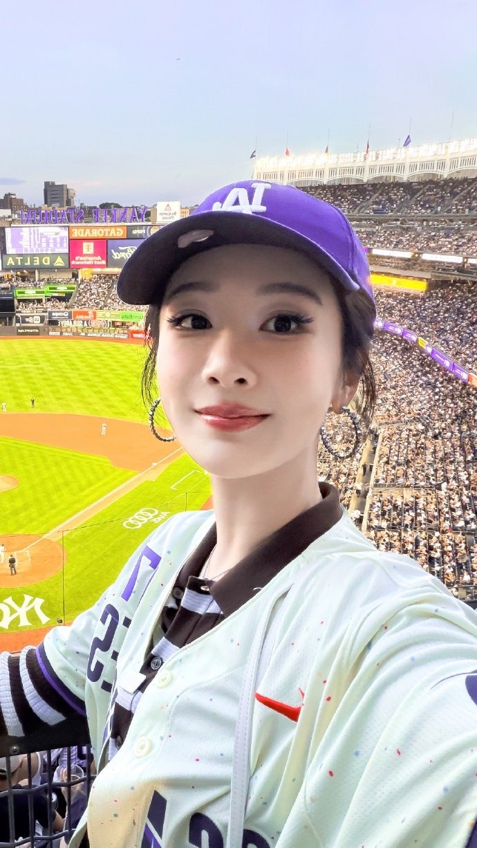 杨紫玉兰花开君再来 💜杨紫董竹君 好想牵你的手，去看晨曦带露的玫瑰；好想牵你的