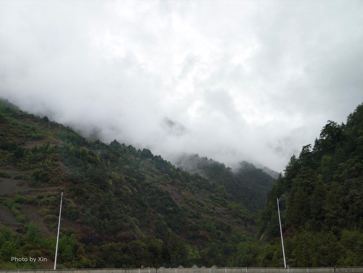 老师说，这里处处透着烟雨江南的感觉，说杭州往南一点，一下雨就是这个样子 迪庆
