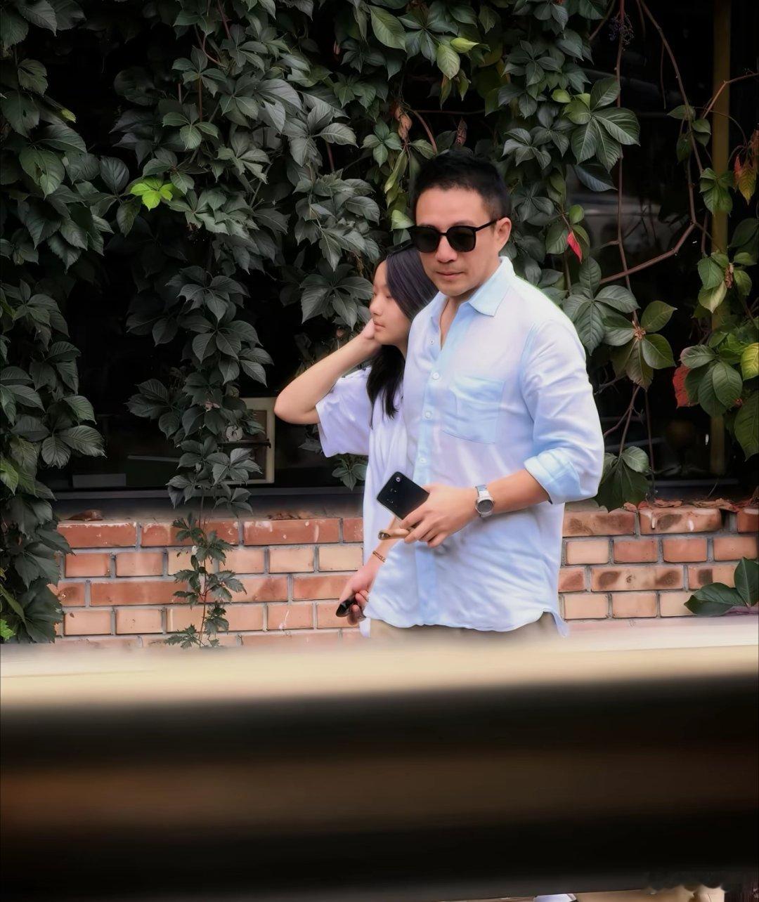 小玥儿都这么大了北京怀柔偶遇小玥儿和她爸爸玥儿白色体恤配牛仔短裤，长高了不少，很