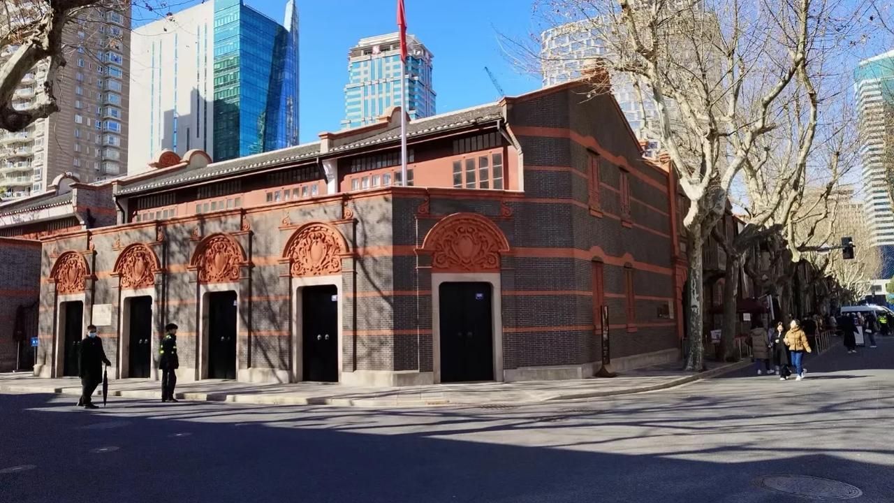 坚决抵制“套路贷”、披着正规金融外衣的掠夺性贷款“不服务，只收费”劣行，防范层层
