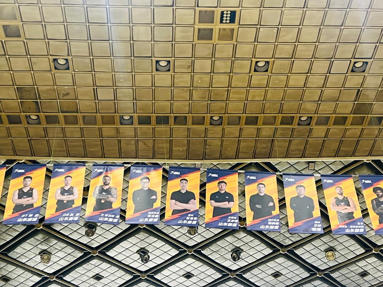 山东蜜獾篮球队即将出战新赛季的NBL联赛，球队总经理和主教练是前山东男篮队长王汝