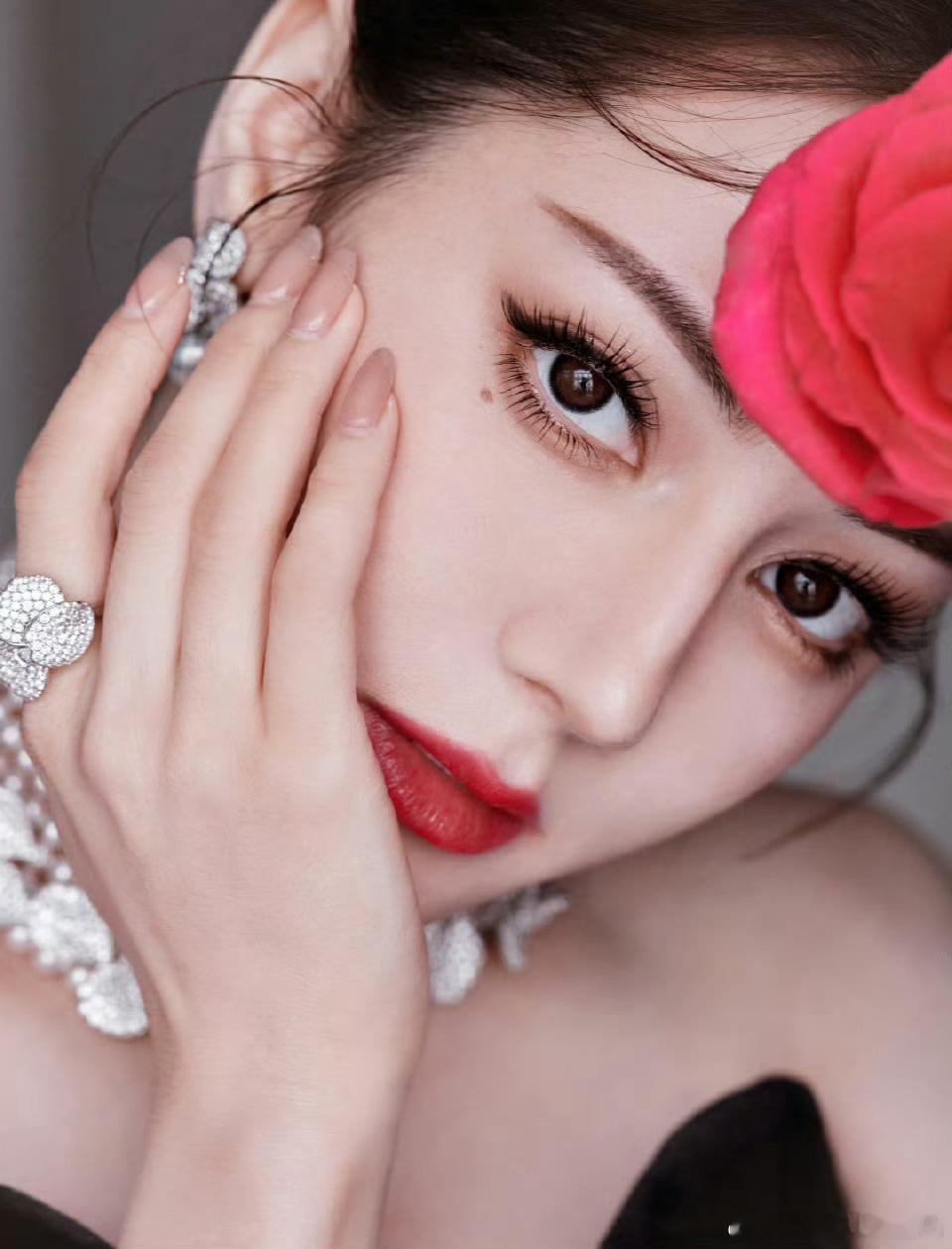 闵塔鲨 审美虽然粉丝觉得差强人意，但我觉得热巴还是硬美 ​​​