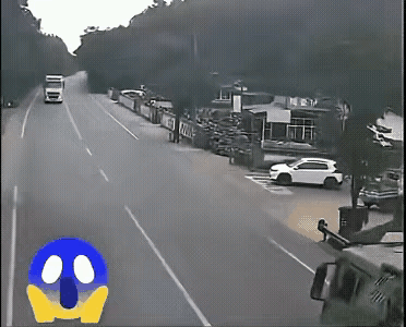 哎呀哎呀，惨了，惨了！发生这起事故，是谁的责任？

一辆泥头车，遇到一辆白色小车