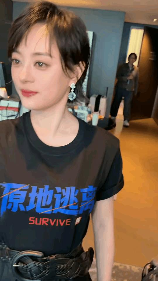 孙俪颜值回春，眼睛不凸了发腮也消失了，但总感觉哪里不对，眼神已经没有了年轻时的灵
