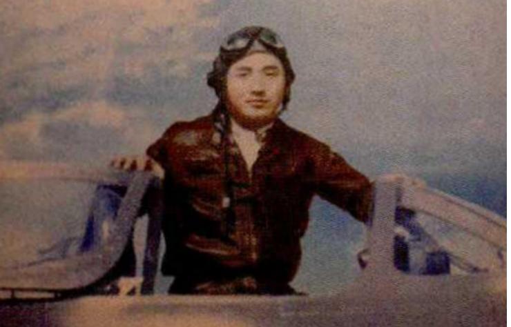 1952年，一名落单的志愿军飞行员被4架美国战机包围，经过一番搏杀后成功击落敌长