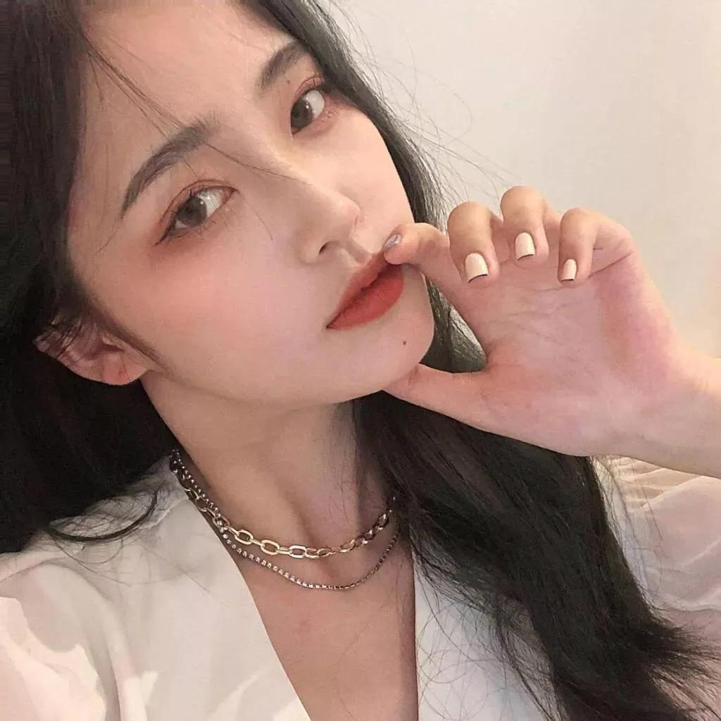 元气少女自拍，红唇与珍珠项链的完美搭配💋✨珍珠淑女照 珍珠妆自拍 露肩珍珠照 