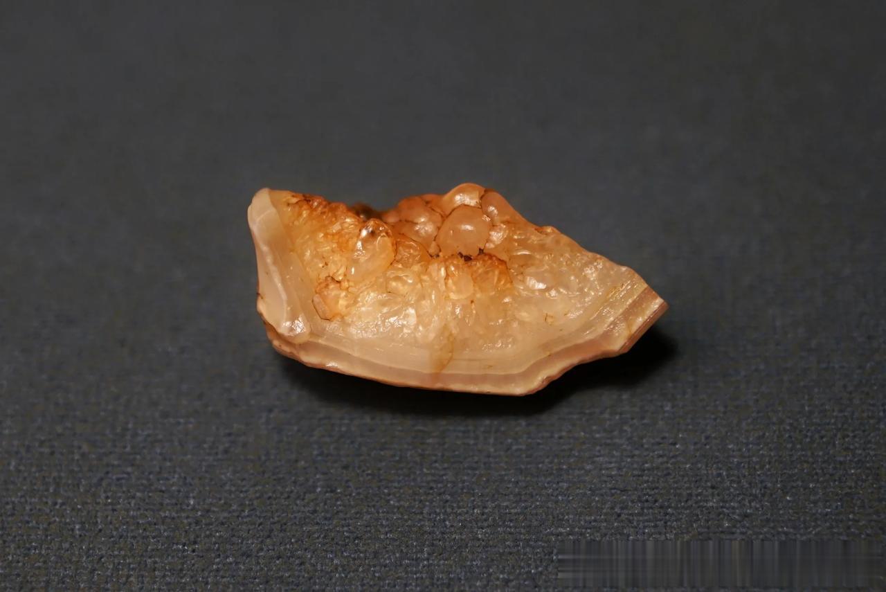 今日随便找出一块自己捡的小石头，虽小，但仔细观赏会发现它的别致与精美，像是一个水