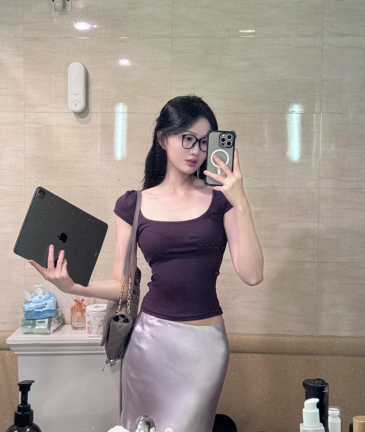 黑丝轻笼玉肌凉，
镜里纤腰衬浅妆。
棕衫牛仔韵偏长。
 
眼镜半遮眸底意，
香包