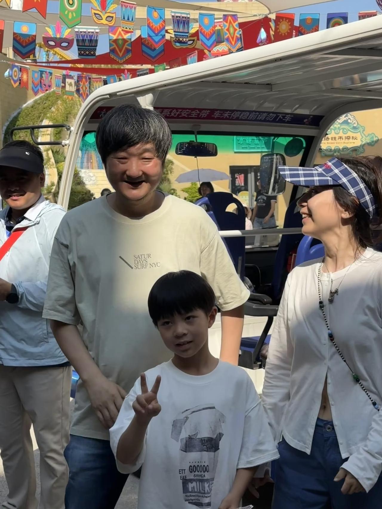 49岁王大治现身西安丝路欢乐世界主题公园游玩，他看起来苍老了不少，白头发好多，面