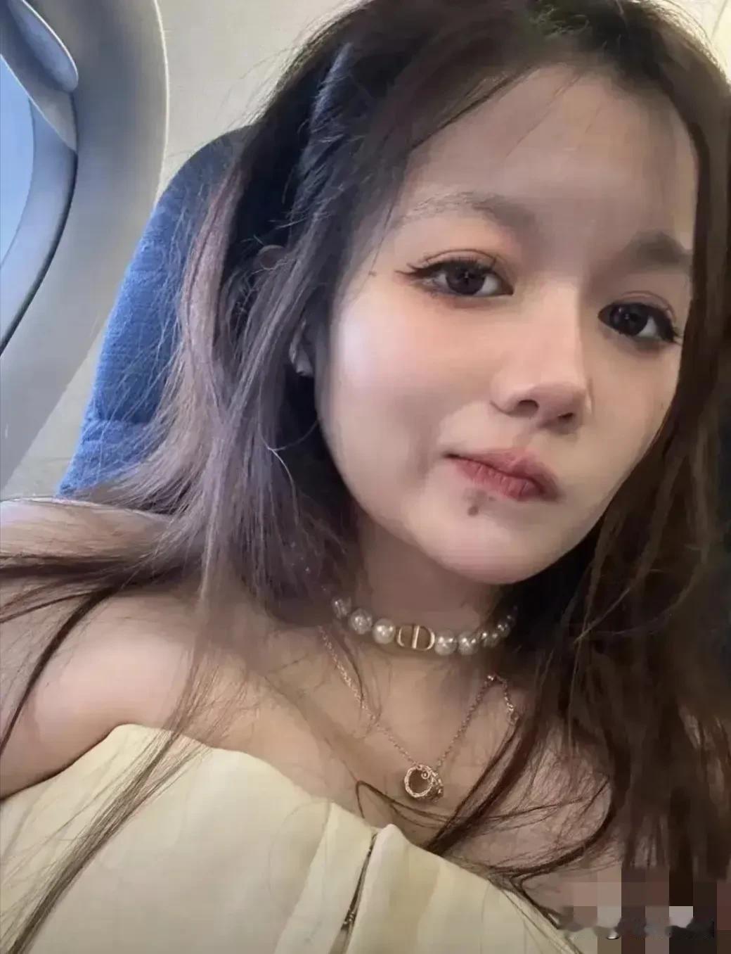 董小姐和原配，
就长相而言，原配甩三几十条街，
不论学识还是容貌，原配完胜，
如