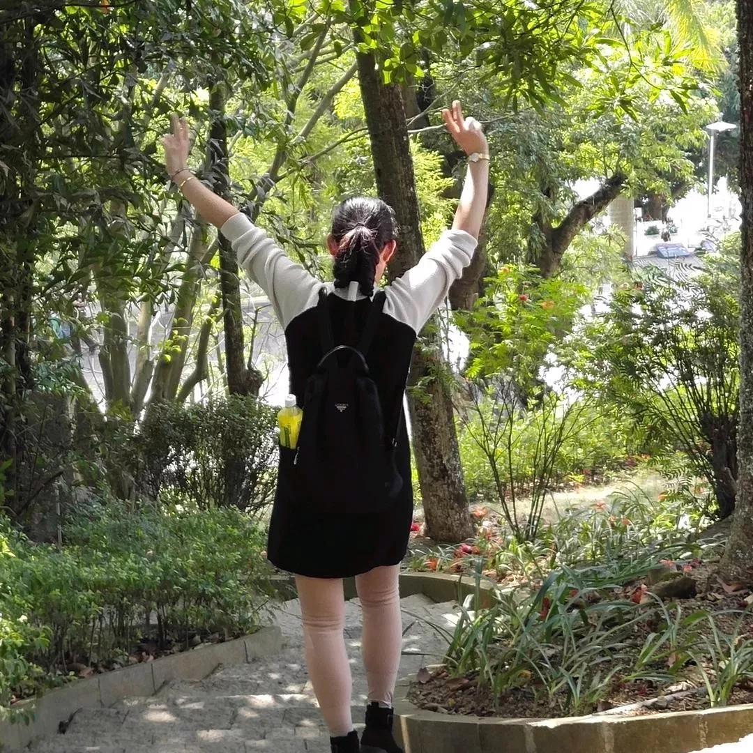 在阳光明媚的公园里，尽情伸展双臂，感受大自然的美好。公园治愈系美景 公园春天景色