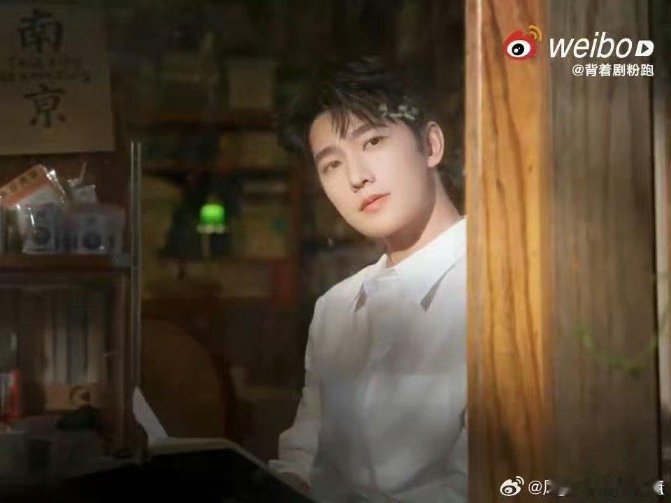 杨洋夏天的第一口冰淇淋掉了杨洋看到冰淇淋掉了的反应夏日甜意还没来得及传递，冰淇淋
