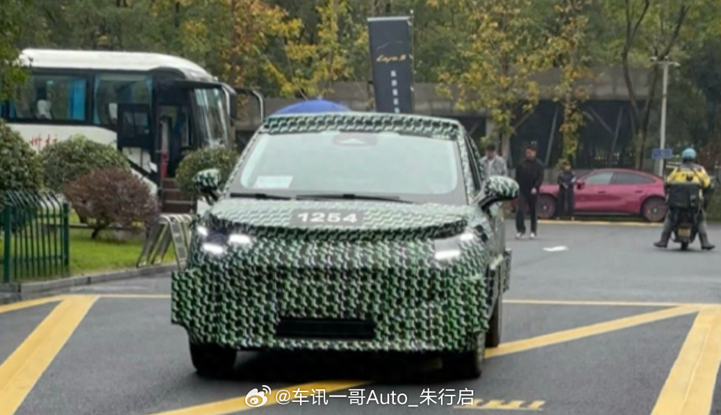 全新零跑A10的谍照和专利图被曝光看来这次是没有贯穿式大灯设计了新款零跑A10看