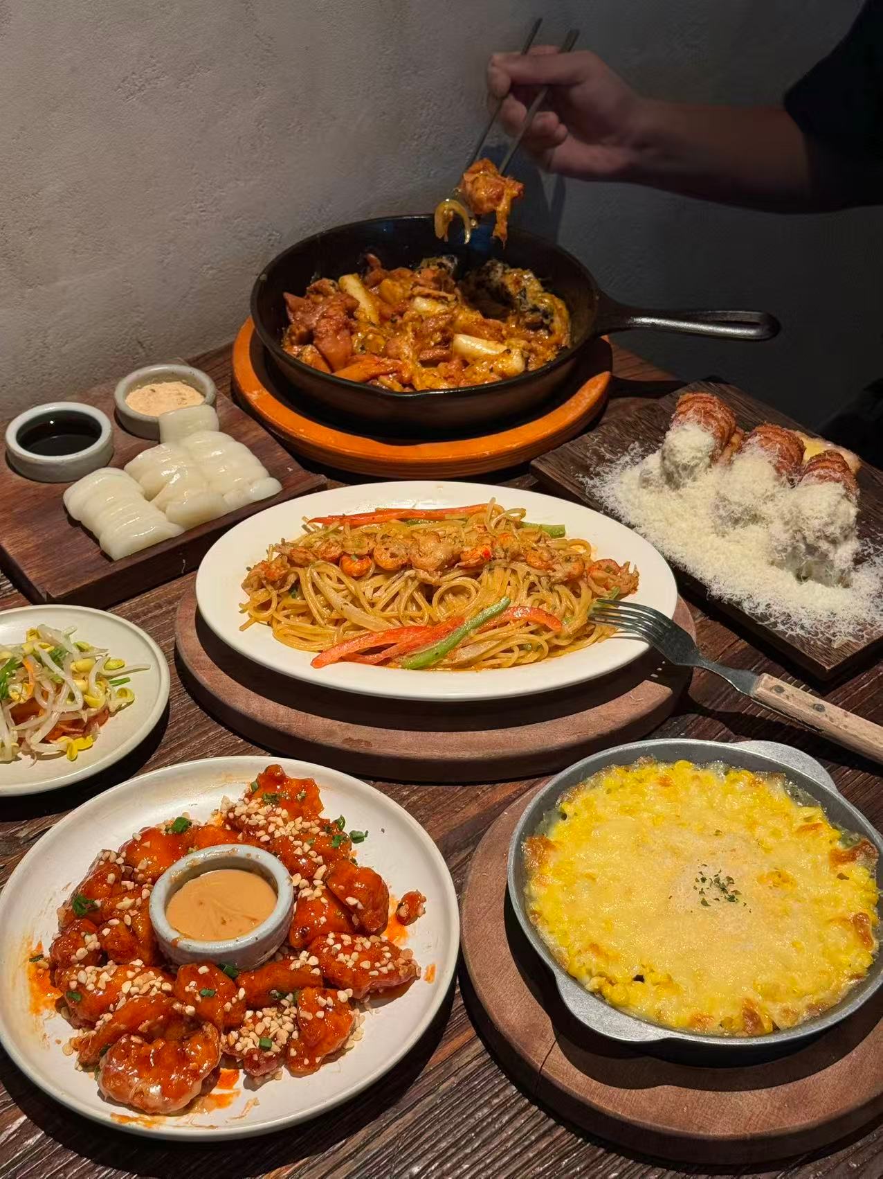 周末的约饭对象是自己一人食的治愈藏在细节里：慢慢摆盘，小口咀嚼，世界暂时静音。不