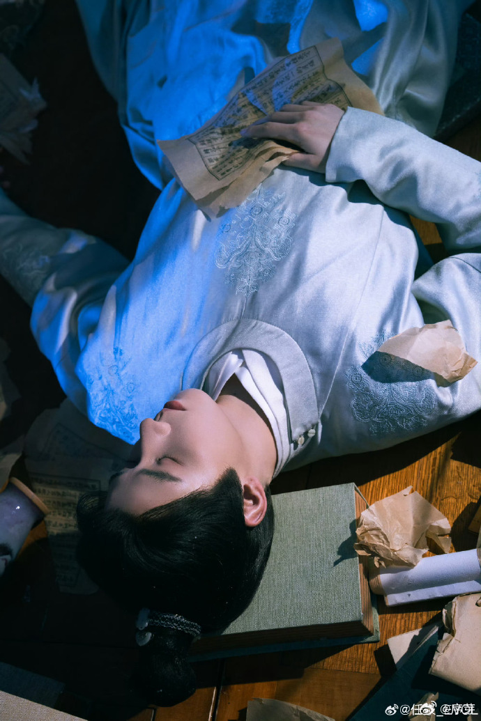 捡到了任豪李怀安的手机任豪拍了李怀安vlog李怀安的片场vlog也太有料了，认真