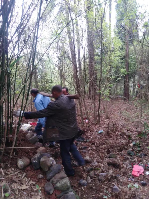 宁夏银川一市民清明上坟，发现姥爷坟头被推平；民政局：确实没有通知到家属，正在协商