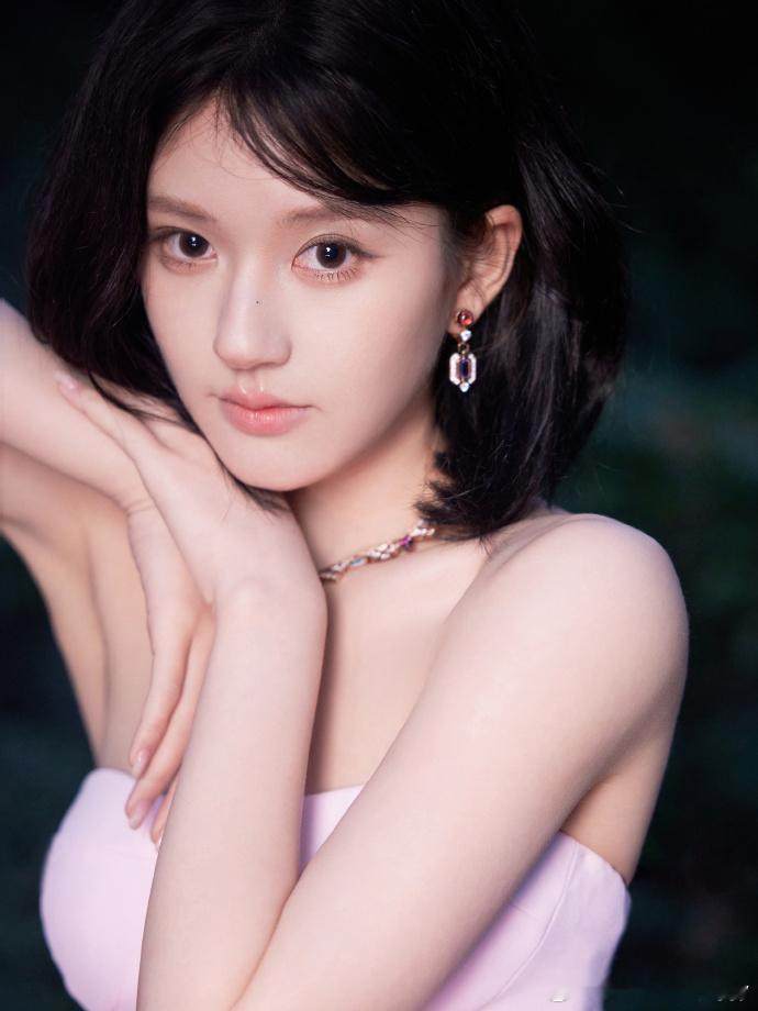 #赵露思公主裙配球鞋# 赵露思这组照片真的好明媚！各种风格都能轻松驾驭[打cal