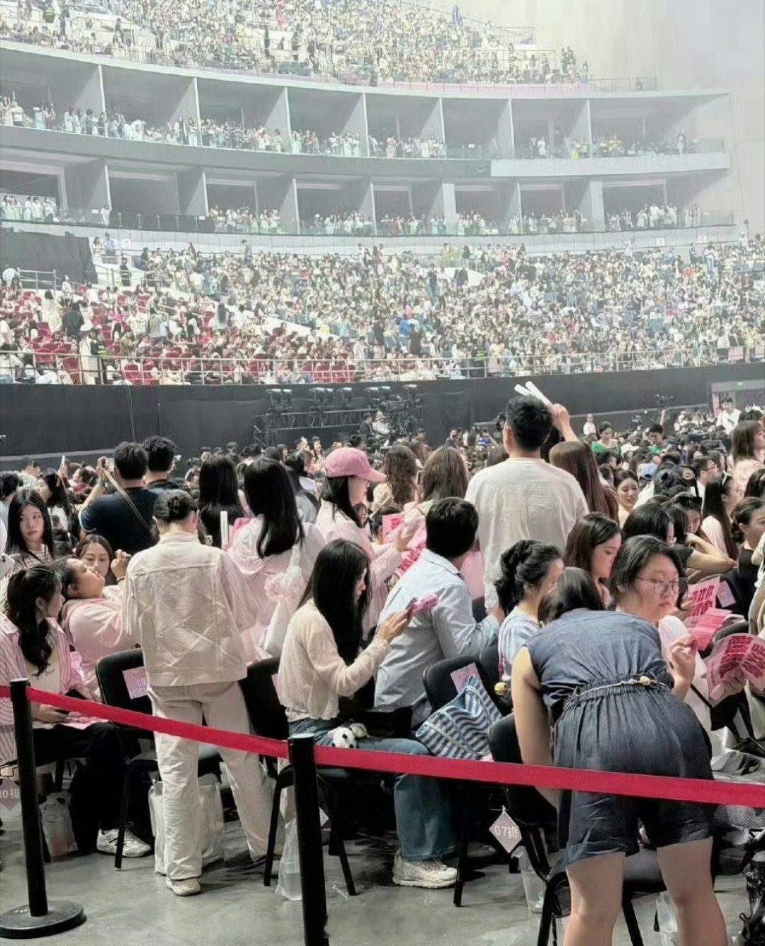 谢娜的首场演唱会的现场观众席照来了，不是专业歌手，而是一位主持人的谢娜，这个演唱