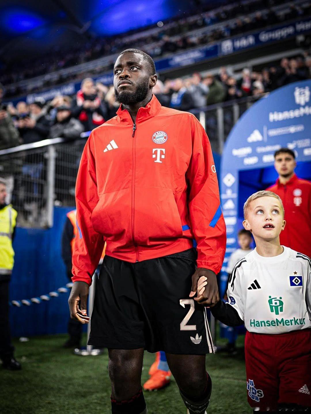 【🚨🚨🚨［圖片報］：烏帕梅卡諾經紀人要求拜仁將簽字費一次性付清，俱樂部無法