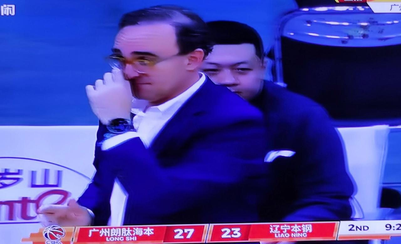 今晚辽宁队对广州队的第四节，布罗金顿打得好好的，乌戈却换上了莫兰德，使可能逆转的