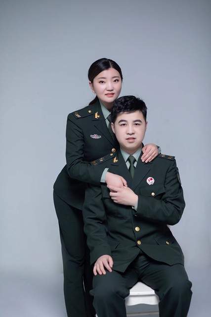 妹妹送哥哥入伍上一秒微笑下一秒大哭
