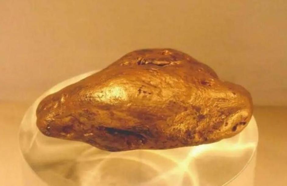 1988 年，河南三门峡，农民张占鳌正赤脚在小河里摸鱼虾，忽然，河底沙滩上传出一