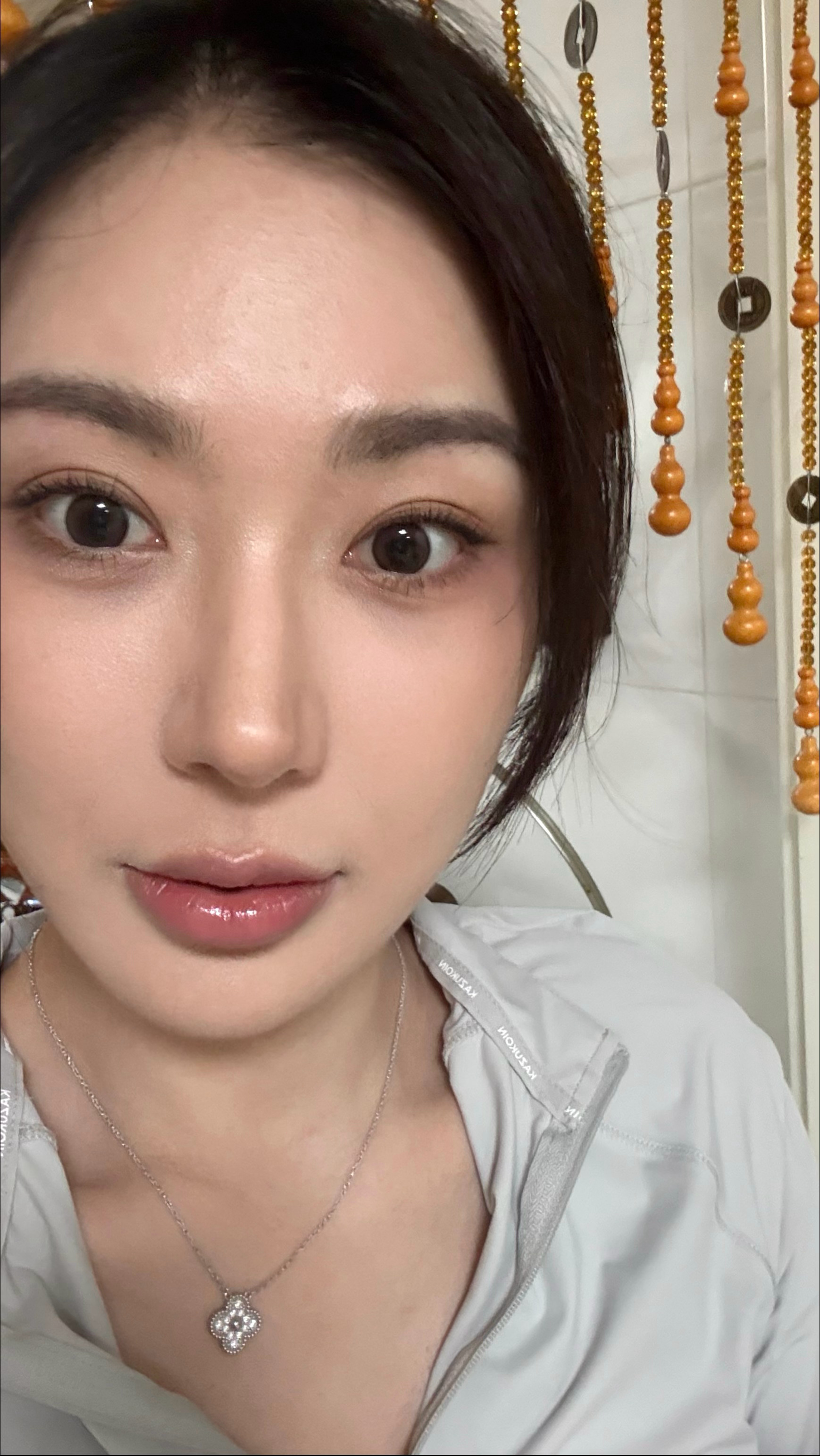 笑疯了，上完课回铁柱家，一群朋友都在，我一进去，几个人围着我说我终于会化妆了！！