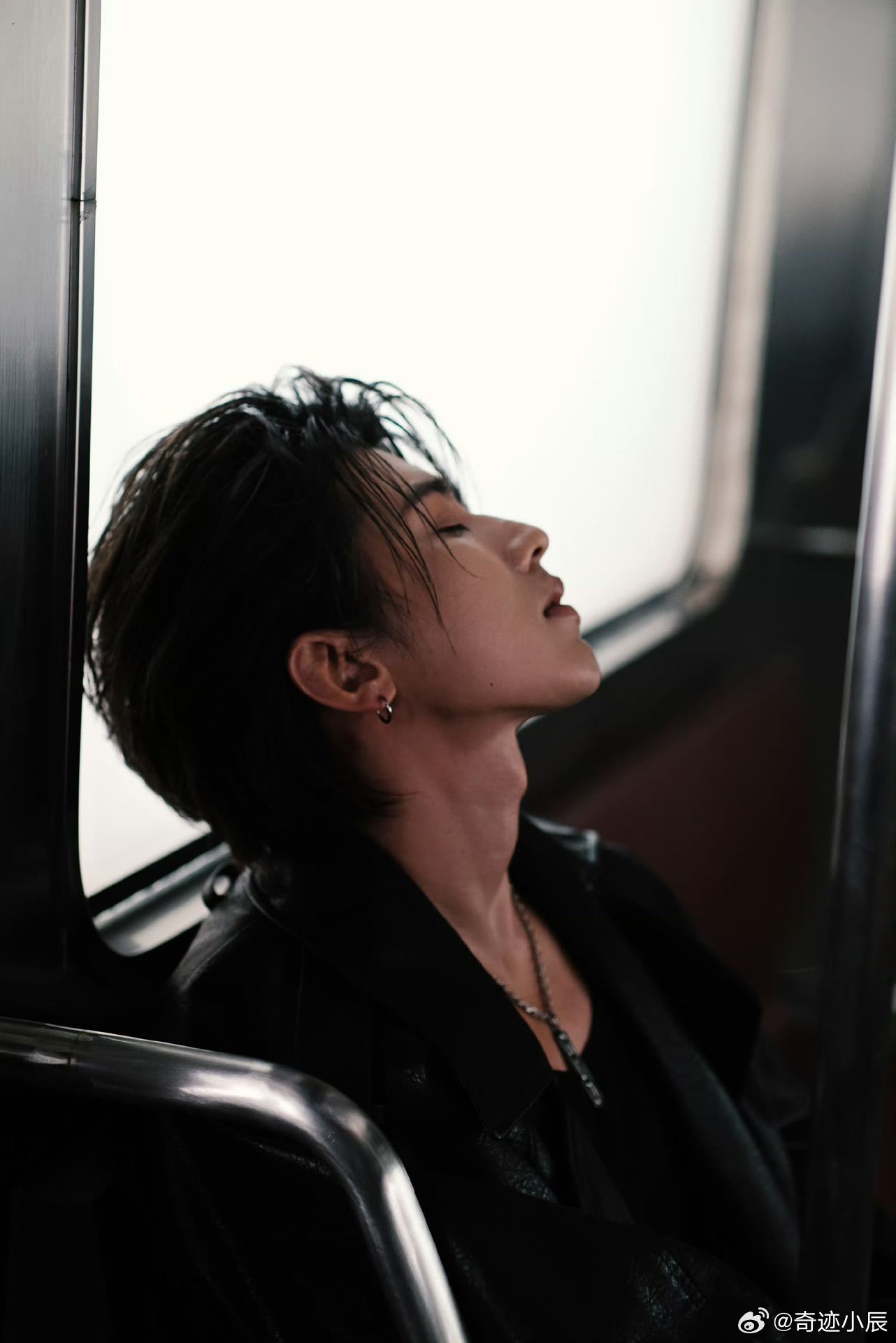 蔡徐坤设计师上线 蔡徐坤亲自设计周边，每处都经深思熟虑，4.3倒计时，这份幸福奖