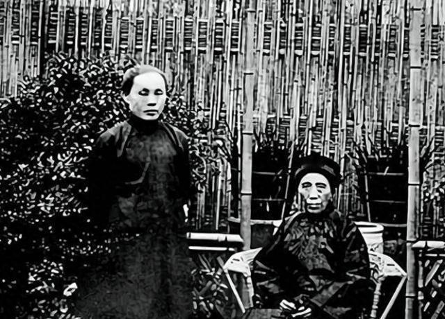 1912年洞房之夜，郭沫若见发妻太丑拒绝同房。就在他转身要走时，发妻拉住他苦苦哀