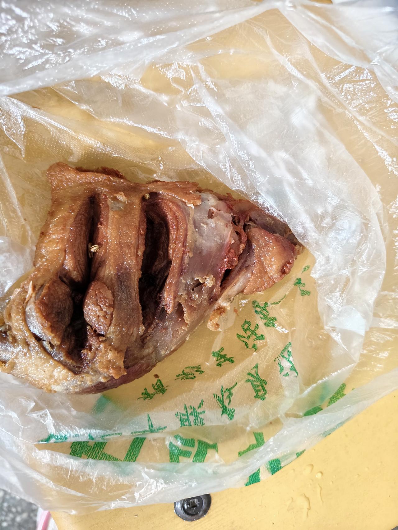 瞧，这麻辣鸭腿，在运城盐湖西街早市，一个中年女人在卖，自己卤的，7.5元一个，因