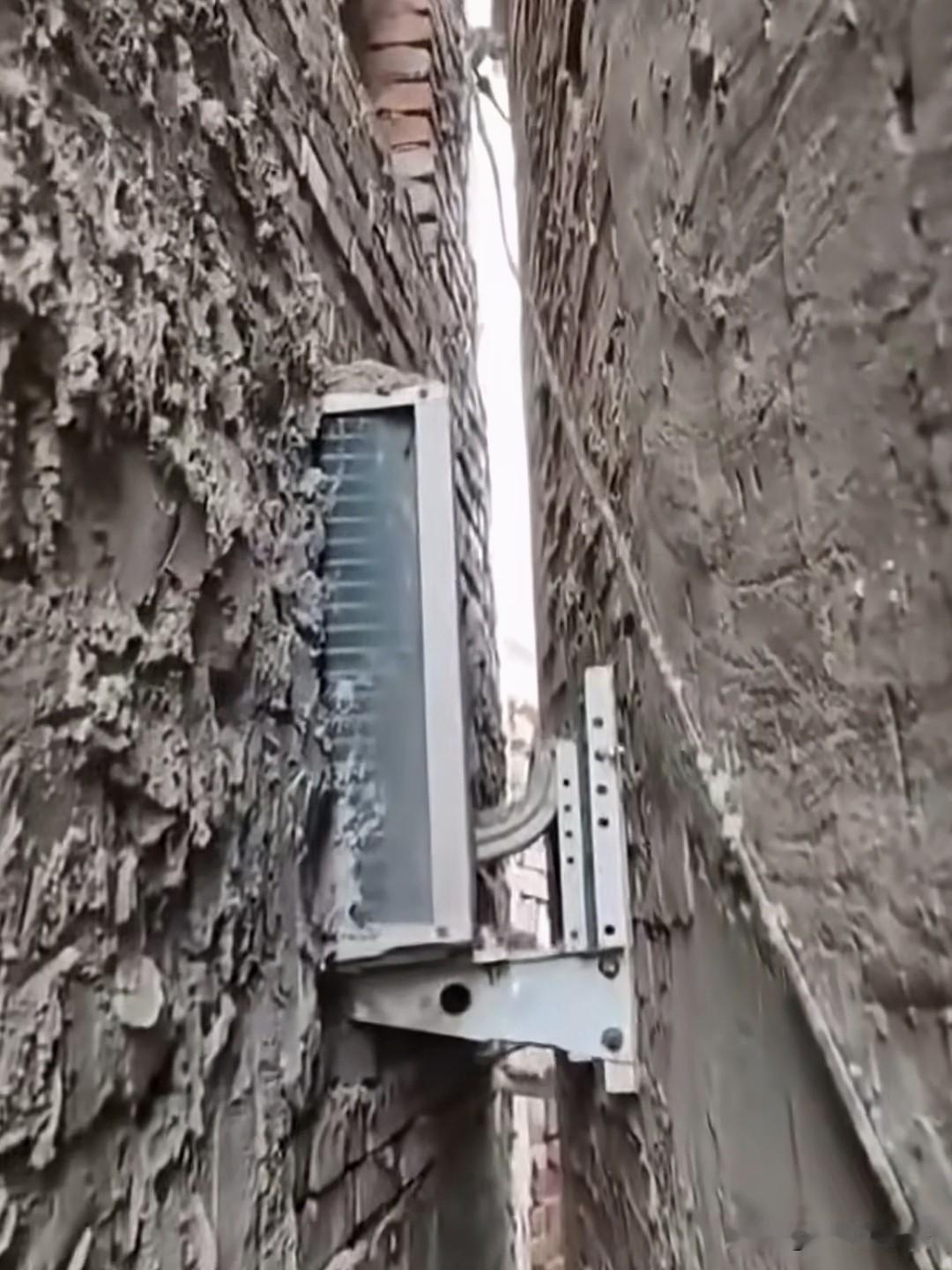 一农村博主成，邻居家建房的时候不留空间，直接挨着他家的地基边线建房，现在他手头有