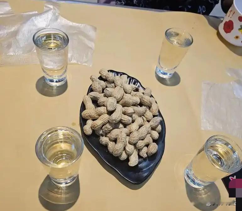 河南，男子与3名工友在工地食堂就着花生米喝酒，酒后回宿舍洗漱完后外出，4个小时再