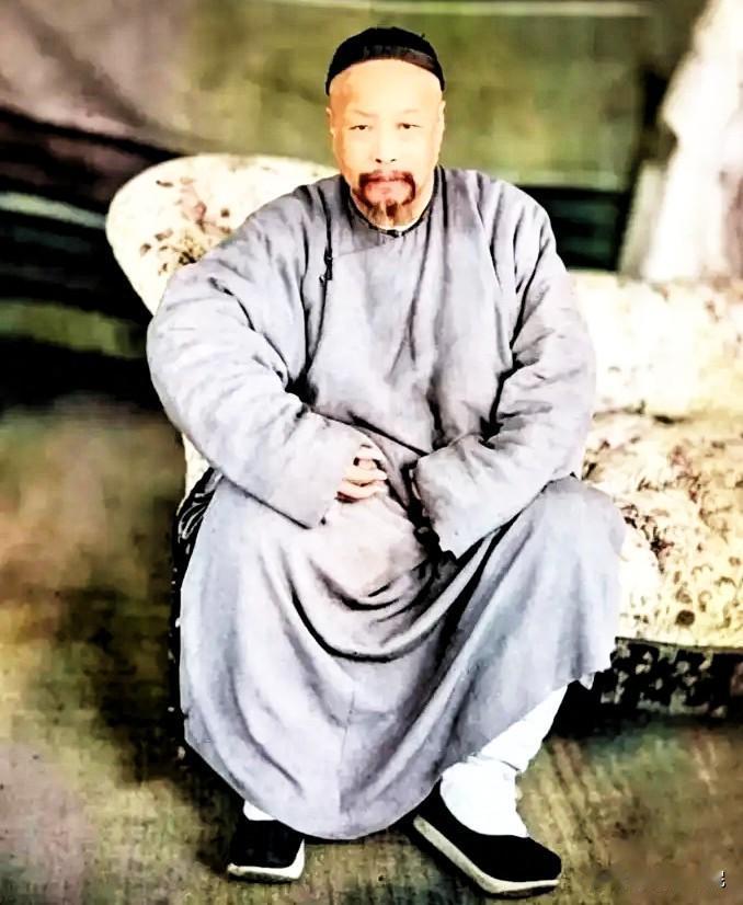 1858年，大清总督叶名琛被英军俘虏，送到印度，关进玻璃房，围观的人笑他像只猴，