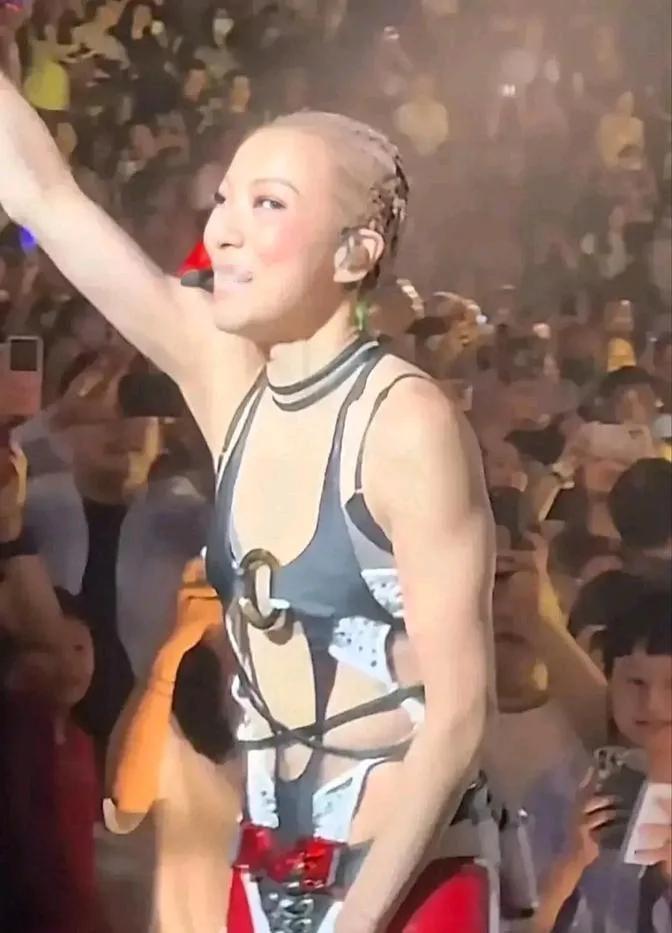 郑秀文和张卫健这造型太有默契了，如果不是张卫健结婚了，真想撮合他们在一起。怎么感