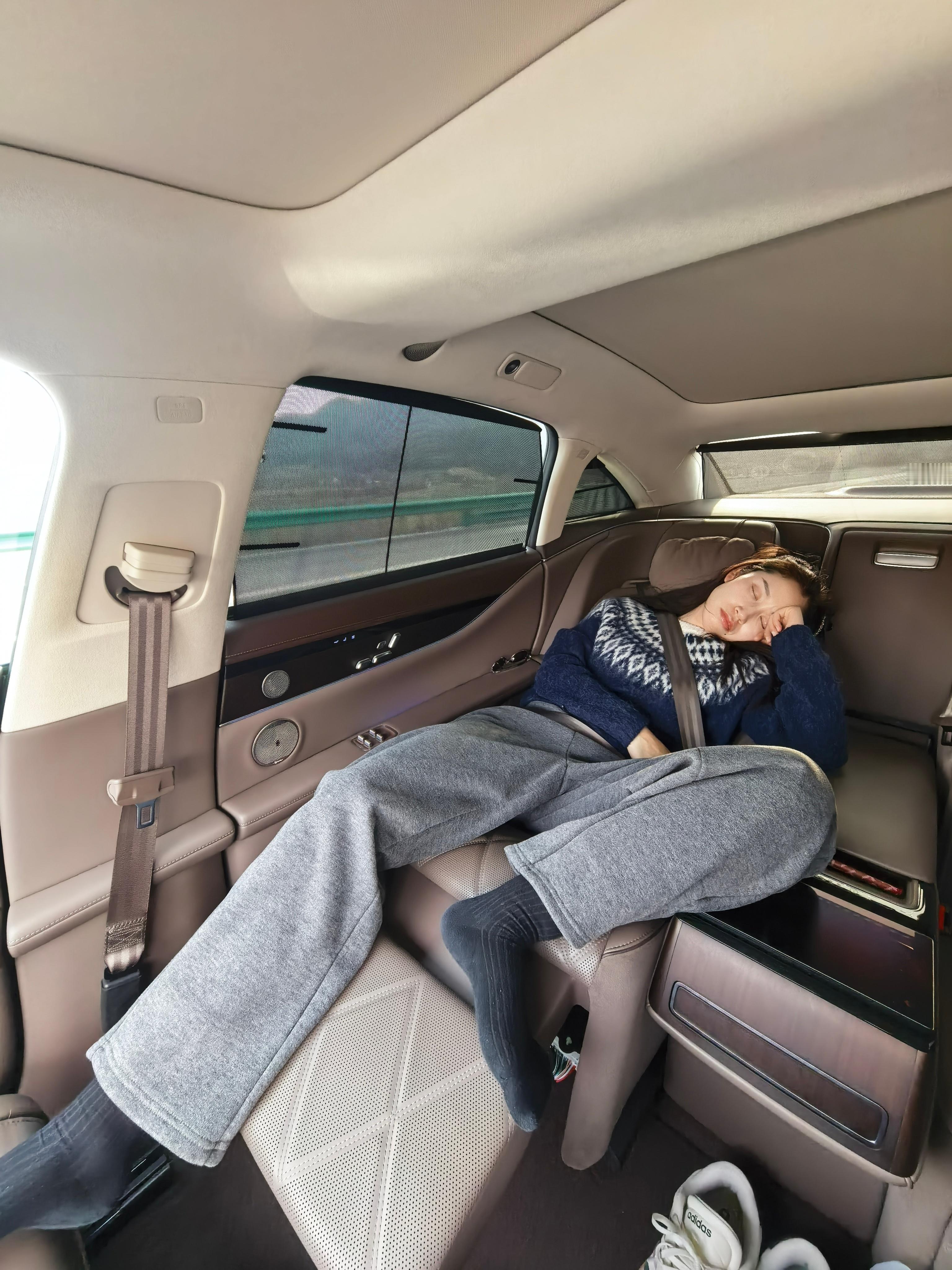 这次跟 CFO 单独出来印象中是有孩子后的第一次看着她惬意的躺在享界 S9 增程