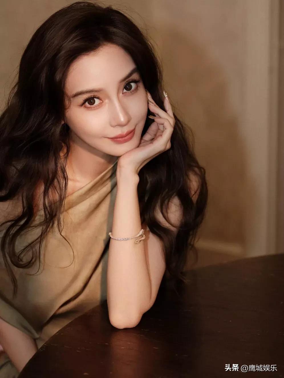 杨颖最新美照释出，堪称春日高级感拍照范本。她以清透妆容出镜，托腮浅笑，眼神温柔。