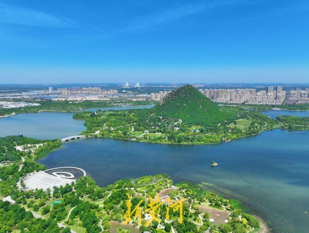 5月8日，夏日伊始，晴空下的华山湖是翡翠般的澄澈，蔚蓝天空与环湖叠翠的景致相映成