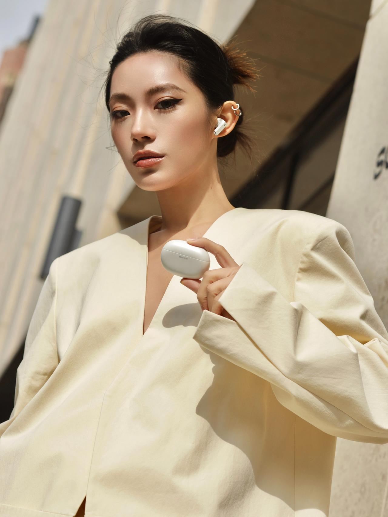 华为FreeBuds Pro 5悦彰耳机在音质、降噪等多方面实现了提升，在降噪方