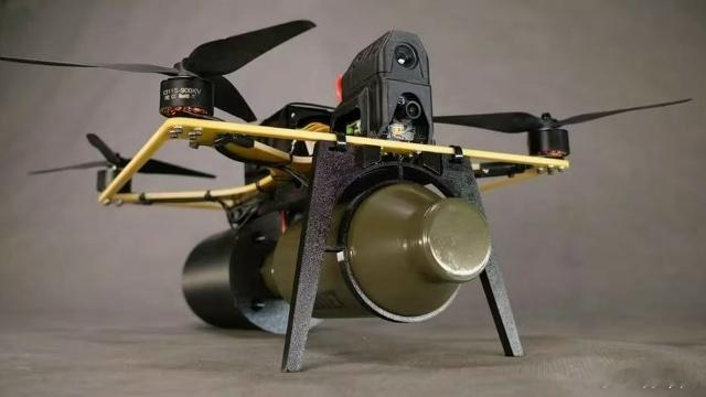 乌什库伊尼克研究与生产中心总主任阿列克谢·查达耶夫表示，著名的光纤制导FPV无人